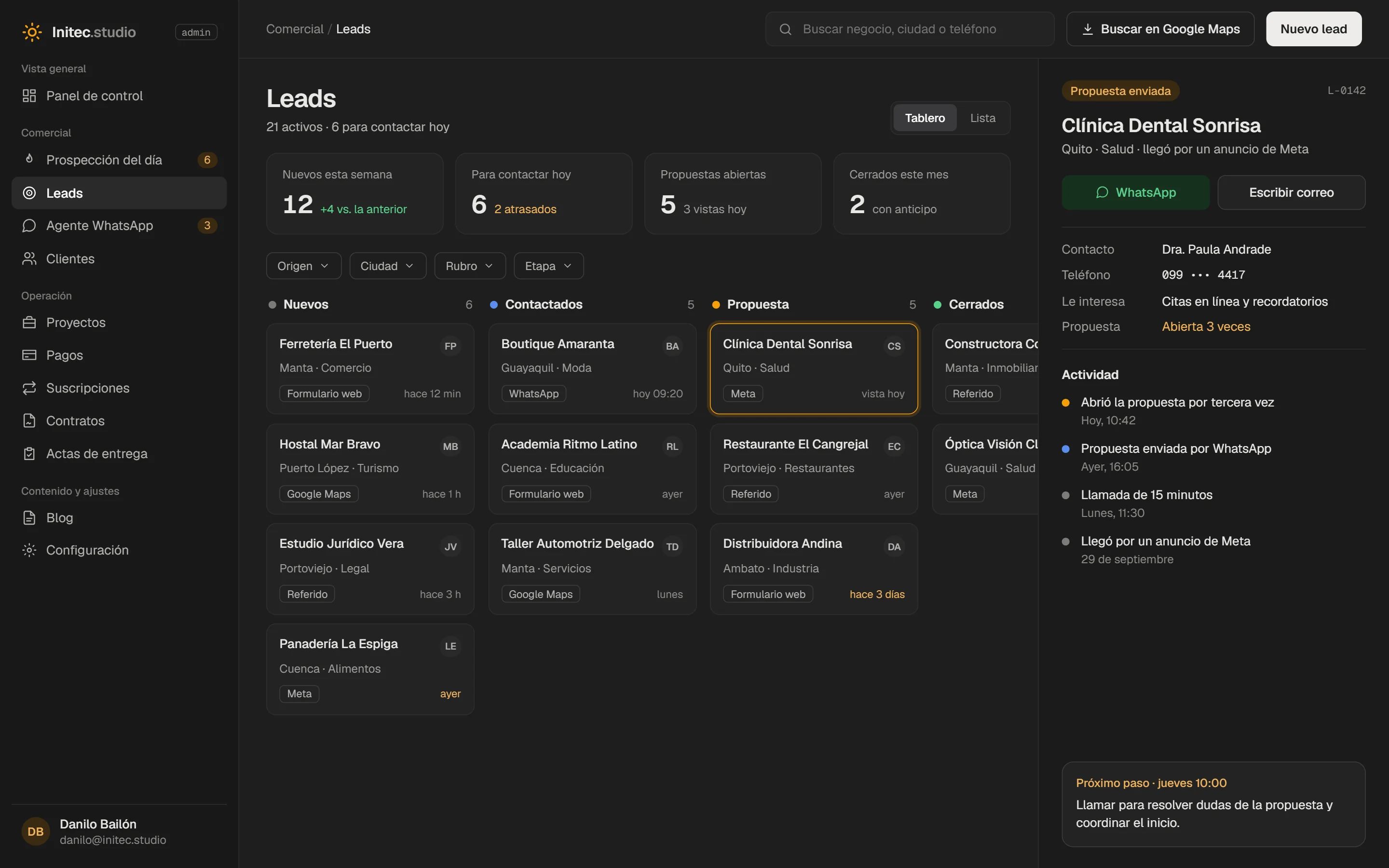 Tablero de leads por etapa con la ficha de un prospecto abierta